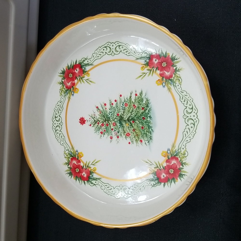 PIONEER WOMAN 9" CHRISTMAS CERAMIC PIE/QUICHE PLATE.  Christmas tree/garland